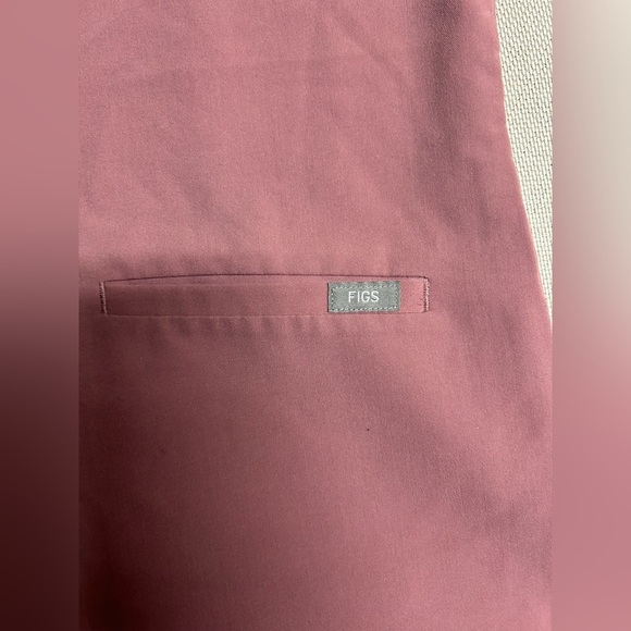 FIGS Casma Maeve two Pocket Scrub Top
Out of stock size small - Picture 4 of 10